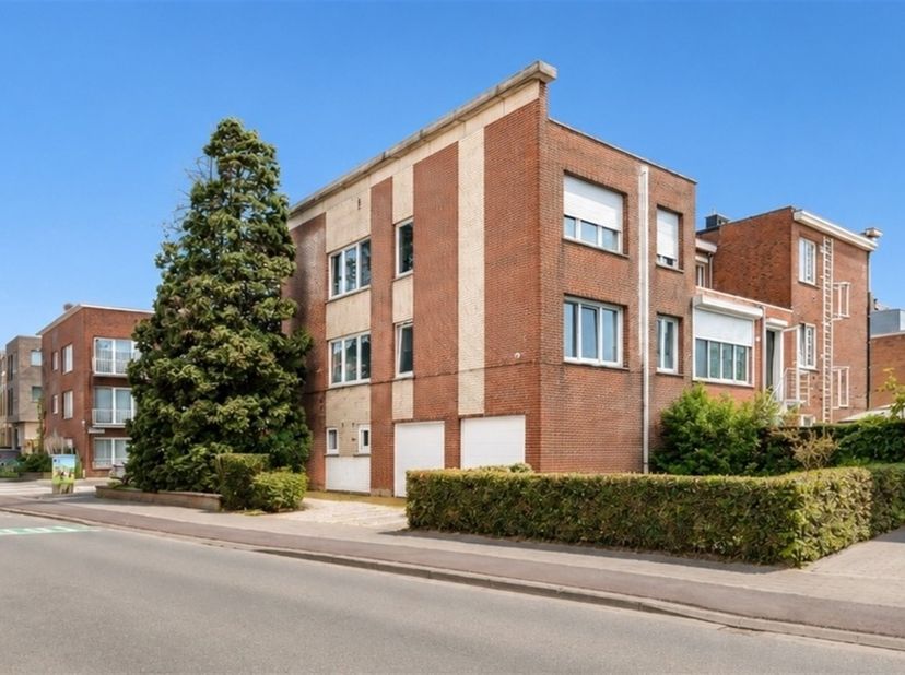 Dit appartementsgebouw staat te koop op de hoek van de Boekstraat en de Sint-Jan Vianneystraat. Het appartementsgebouw is gelegen vlakbij De Bist in c