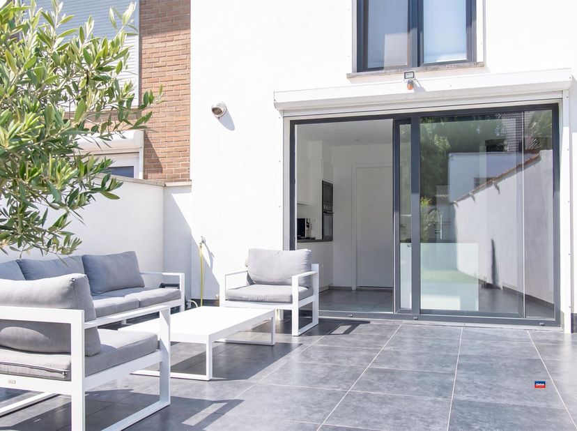 HOBOKEN | GERENOVEERDE WONING MET DRIE SLAAPKAMERS, GARAGE EN TUIN | EPC B |<br />
Indeling als volgt: gelijkvloers: inkomhal met toegang naar de gar