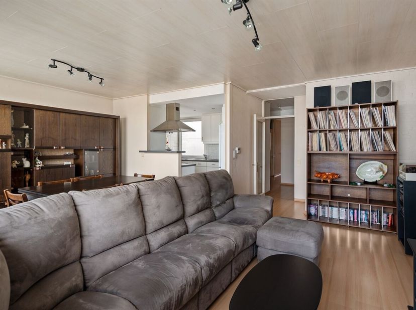 Appartement met 2 slpks, terras en garagebox<br />
Dit appartement op de 4e verdieping met lift is ideaal gelegen aan de Bisschoppenhoflaan in Deurne.
