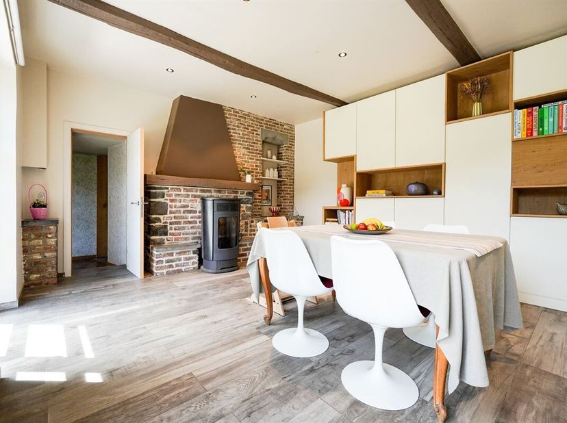 À Faulx-les-Tombes, cette charmante maison 3 façades en pierre du pays a bénéficié dune rénovation soignée qui met en valeur tout le caractère de lanc