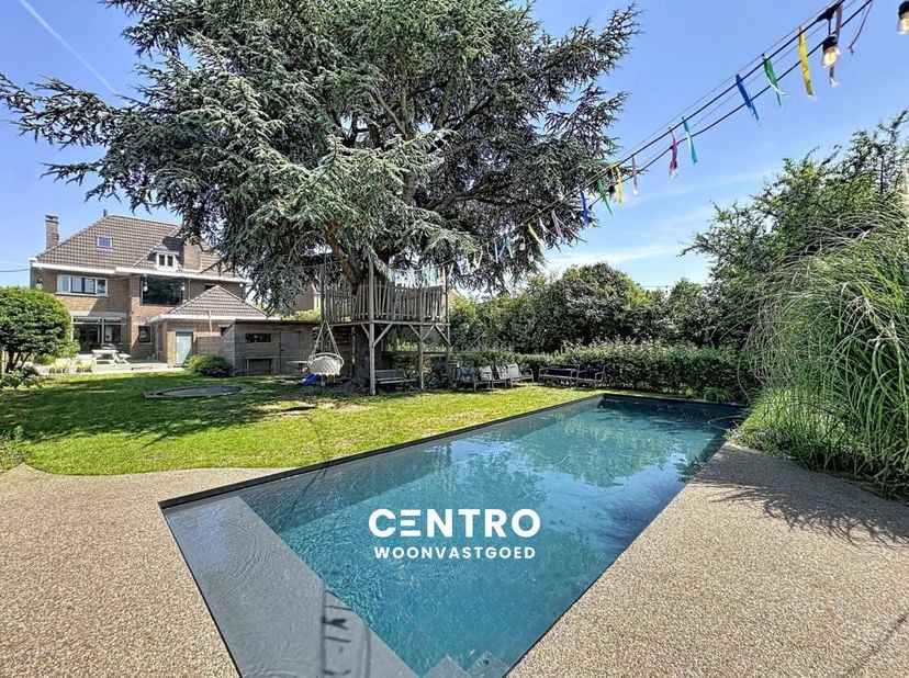 Exclusieve karakterwoning, gerenoveerd met respect voor authentieke elementen, met 5 slaapkamers, praktijkruimte, garage, zwembad én poolhouse te Liss