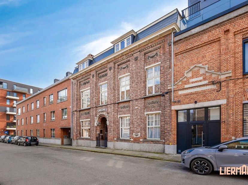 Bent u op zoek naar een karaktervol kantoor- of praktijkgebouw met uitstraling en een uitstekende ligging? Dit prachtige herenhuis, gelegen nabij het