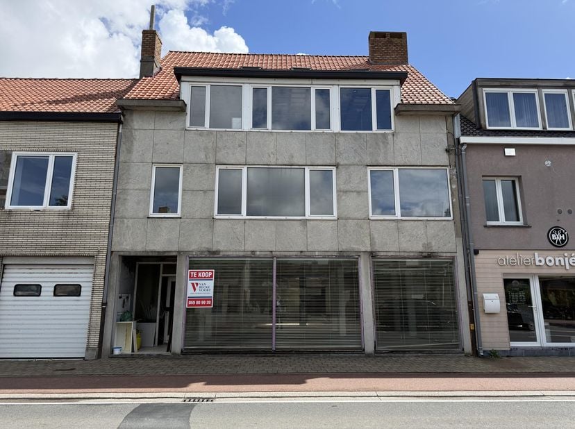 Dit ruime pand beschikt over een renovatiepotentieel - dankzij de strategische ligging nabij belangrijke invalswegen geniet je van een vlotte verbindi