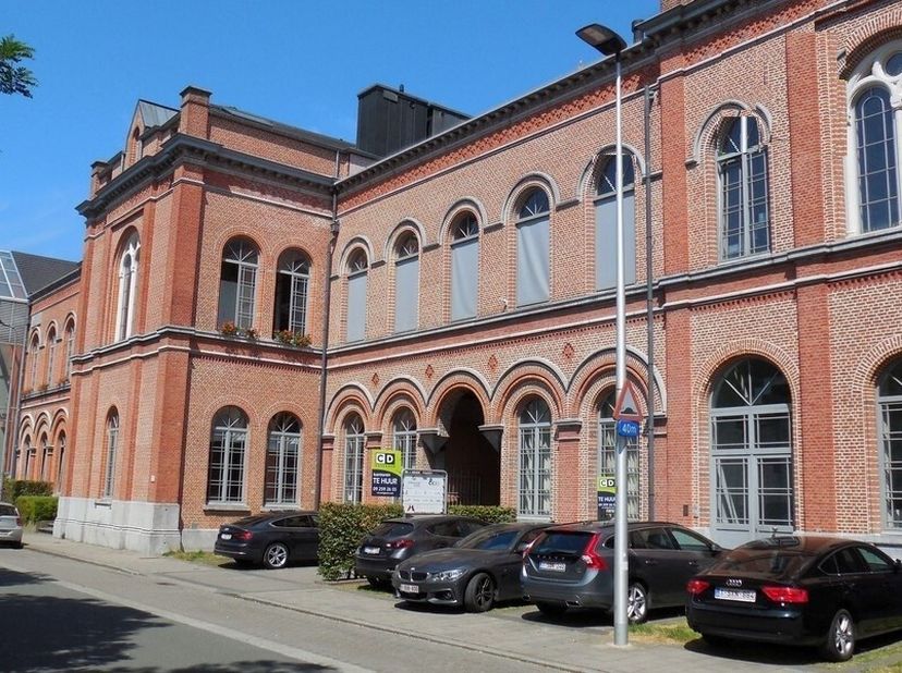 439m² d'espace de bureau branché répartis sur le rez-de-chaussée et le 1er étage avec 5 places de parking extérieures et 1 box garage<br />
Emplacemen