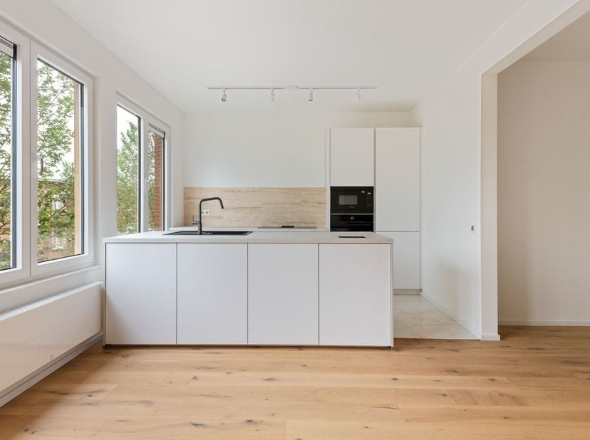 Ligging<br />
<br />
Dit instapklare appartement is gelegen in de Cyriel Buyssestraat 2020 te Antwerpen, in een aangename en goed bereikbare omgevin