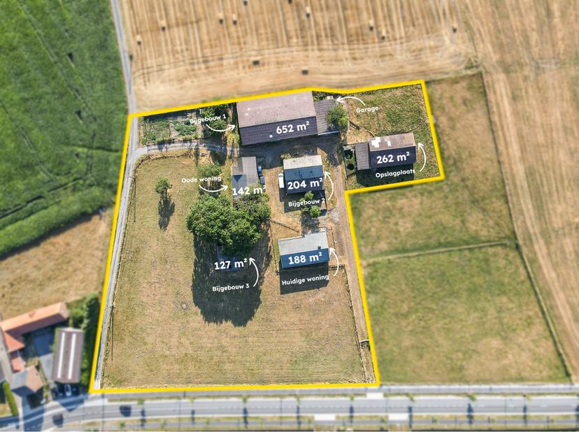 Op een rustige, landelijke locatie in de omgeving van Zedelgem bevindt zich deze authentieke hoeve op een royaal perceel van ongeveer 12.762 m². Dit e