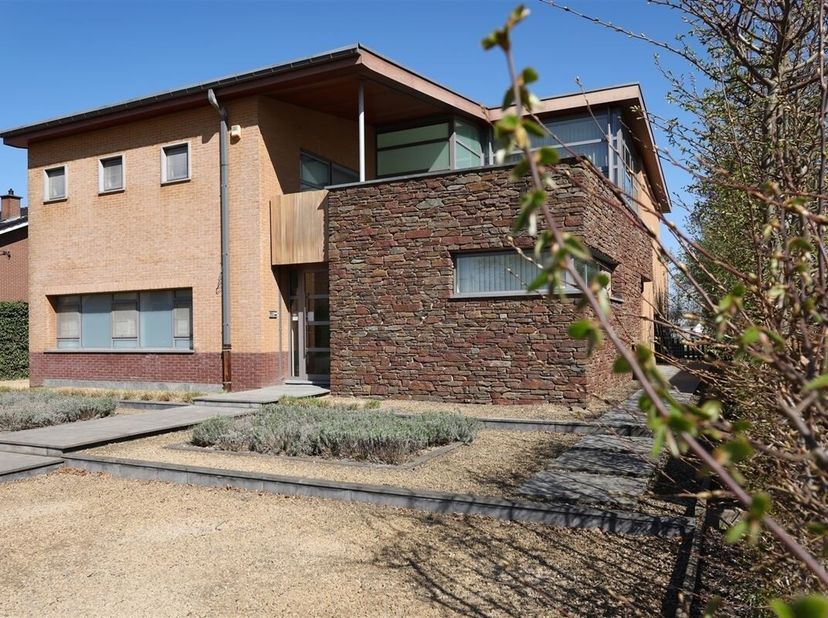 Exclusieve en verrassend ruime villa (580m²) op een prachtig perceel van 41a 19ca met tal van mogelijkheden - ideaal voor vrije beroepen<br />
Omgevin