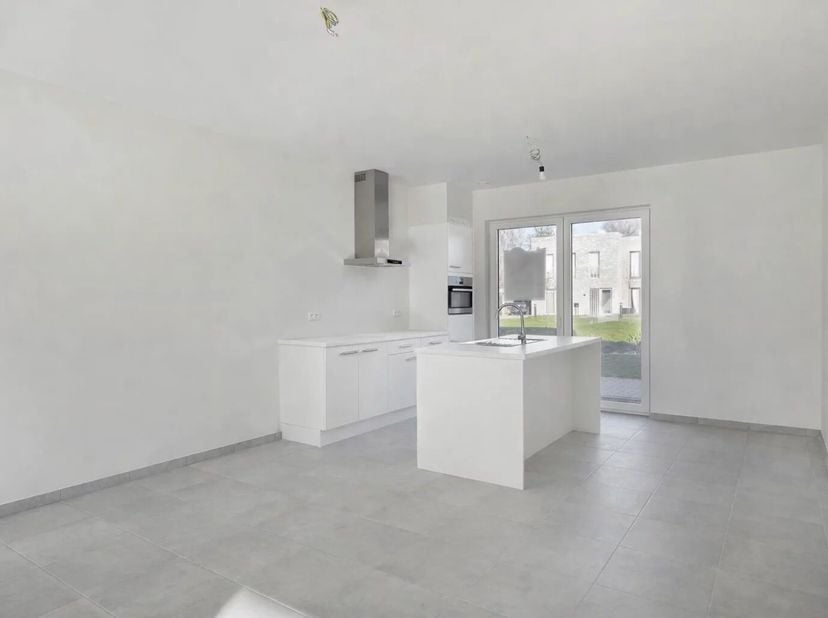 ACTIEPRIJS LAATSTE WONING: VOLLEDIG INSTAPKLARE EN VERRASSEND RUIME WONING VAN 170M² MET 3 SLPK IN HASSELT<br />
Centraal gelegen tussen Hasselt en Si