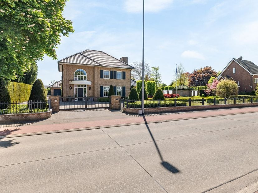 Luxueuze villa op een perceel van 1.708 m² op een centrale ligging te Hamont-Achel. De villa beschikt op het gelijkvloers over royale inkomhal met gas