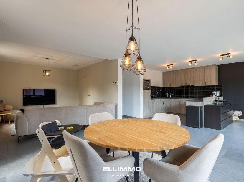 Stijlvol, modern gelijkvloersappartement van maar liefst 129m2, 2 ruime slaapkamers, een zalig terras en een tuin van nog eens 10are!! Dit gezellig ap