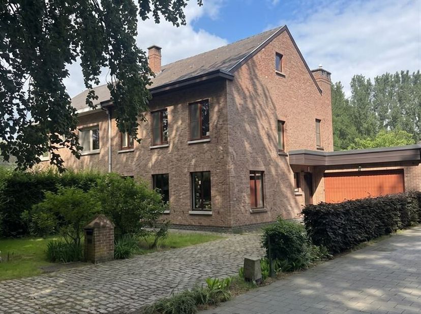 In de geliefde Emmalei in Brasschaat bevindt zich deze verzorgde gezinswoning met 3 slaapkamers, een ruime garage en een uitzonderlijk grote tuin. De