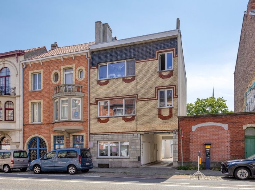 Gelijkvloers 2 à 3-slpk appartement in een kleine residentie, uitstekend gelegen te Sint-Amandsberg.<br />
Hier woon je vlakbij het centrum van Gent e