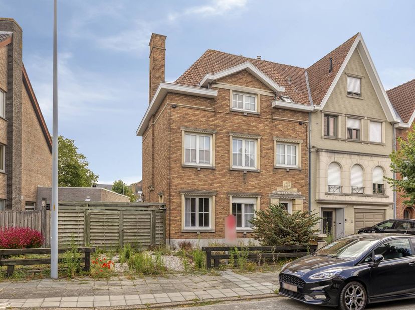 Ce bâtiment mitoyen à rénover est situé dans un endroit extrêmement stratégique et recherché à Sint-Andries. Situé sur un terrain de 365 m², il consti
