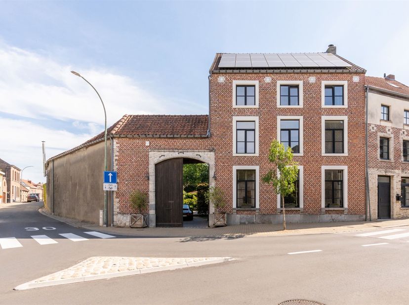 Betreed deze prachtig gerenoveerde woning die karakter en charme uitstraalt. De hoogwaardige afwerking benadrukt de historische details en creëert een