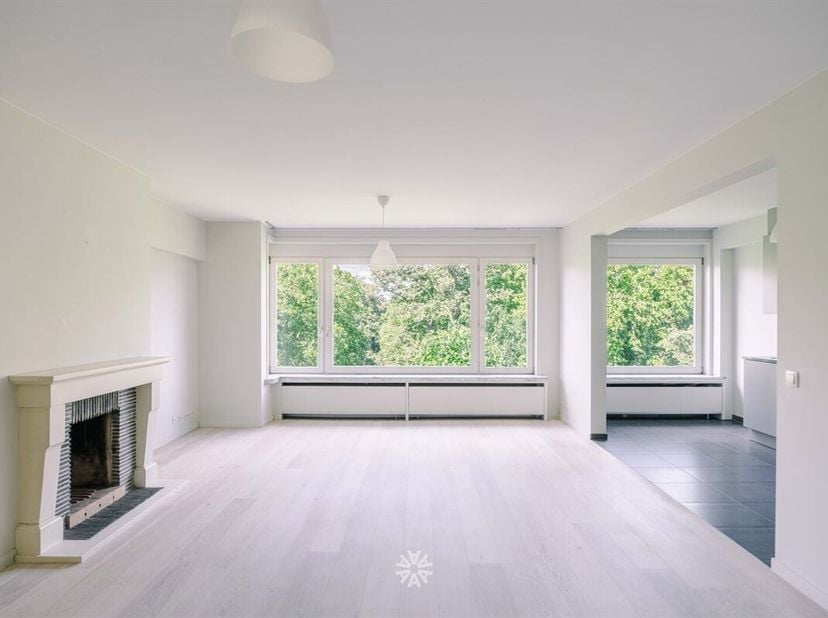 GENT - Ruim appartement met 2-slaapkamers en uitzicht over het Citadelpark te koop in Gent<br />
Het appartement situeert zich op de zevende verdiepin