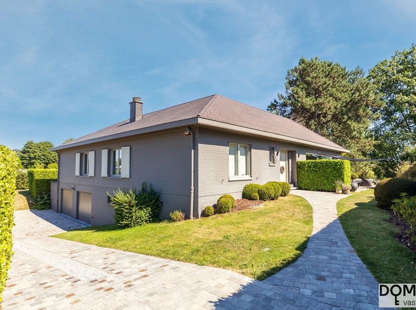 Deze aangename en bijzonder goed gelegen laagbouwvilla bevindt zich in een rustige en residentiële villawijk te Meise. De woning combineert een prakti