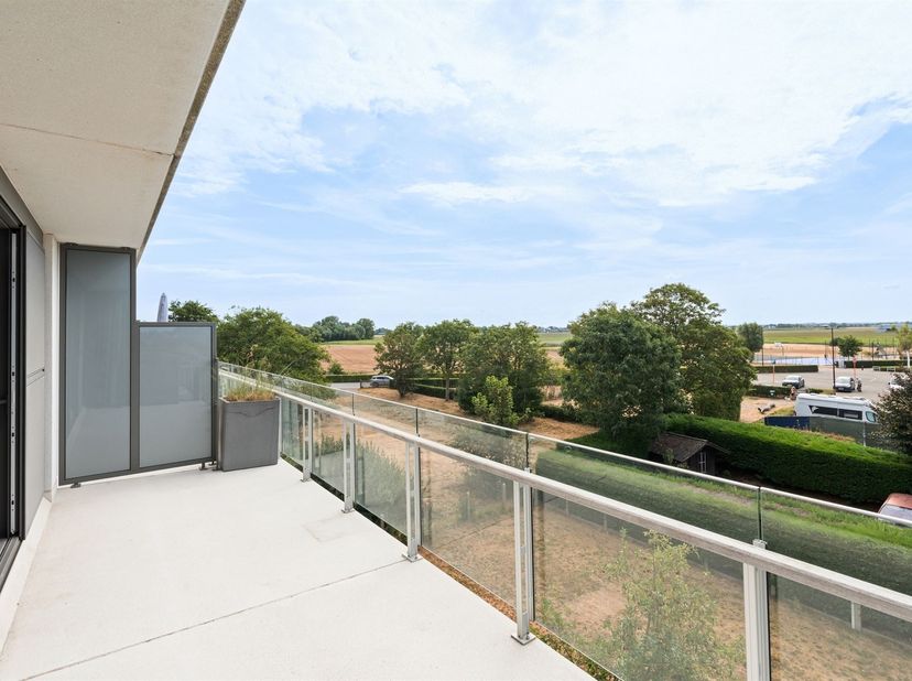 LICHTRIJK APPARTEMENT MET TWEE TERRASSEN EPC A<br />
U zoekt een ruim en bijzonder lichtrijk appartement waar u volop kunt genieten van zon, rust en