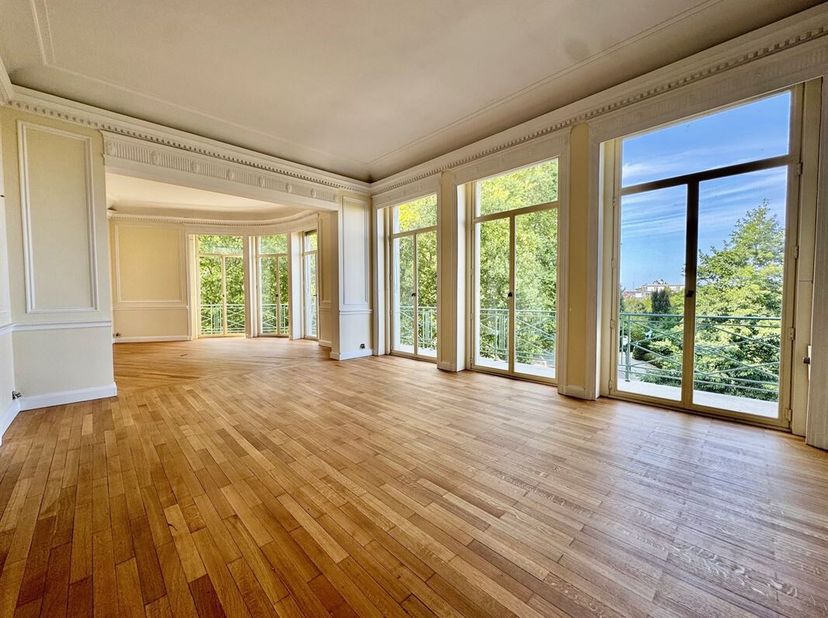 Somptueux duplex de standing idéalement situé sur la prestigieuse Avenue Louise 372, à deux pas des Jardins du Roi.<br />
 Conçu par les célèbres arch