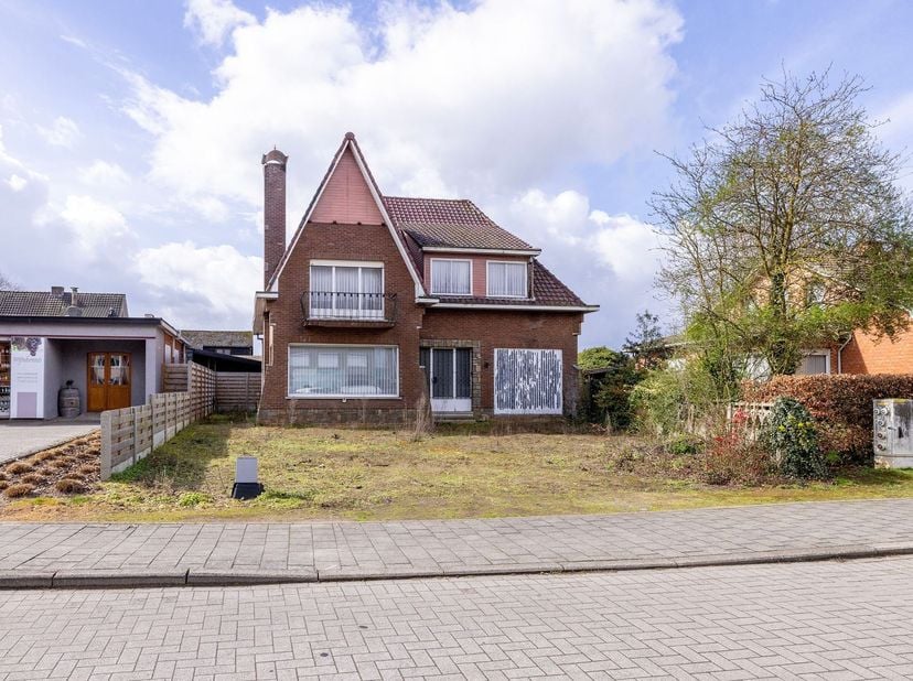 Maison spacieuse à rénover à 5a 50ca<br />
<br />
Ce spacieux développement ouvert sur un terrain de 5a 50ca offre de nombreuses opportunités pour c