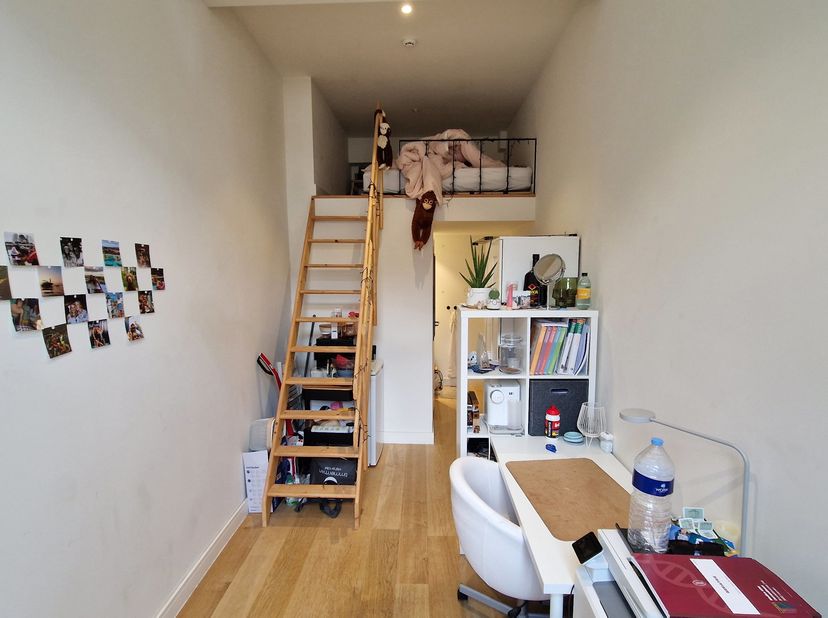 Deze leuke studentenkamer van 17m² met eigen sanitair bevindt zich op de eerste verdieping in een gezellige studentenresidentie in de Onze-Lieve-Vrouw