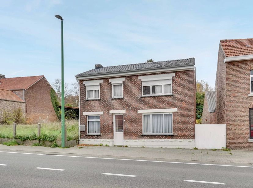 Deze woning ligt op de Steenweg in Gingelom, met alle voorzieningen dichtbij en de oprit van de E40 op slechts 8 minuten. De woning zelf biedt ook vee