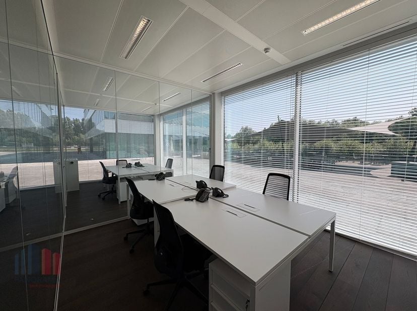 Instapklare en lichtrijke kantoren van 646 m² te huur, uitstekend gelegen langs de E40 nabij het bedrijvencentrum van Zwijnaarde, Flanders Expo en met