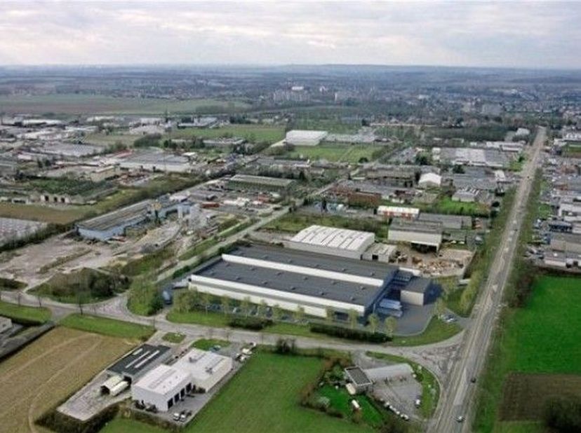 Entrepôt de 2 000 m² à louer à Nivelles – 11 quais, hauteur libre 10,50 m, sprinklers ESFR.<br />
<br />
--------<br />
niet opsplitsbaar<br />
<br />