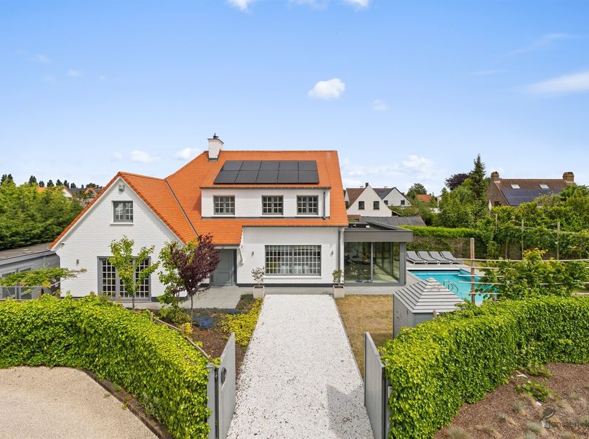 Ontdek Villa Polderhof, een elegante en instapklare villa waar licht, ruimte en verfijnd wooncomfort centraal staan. De royale leefruimtes met open ke