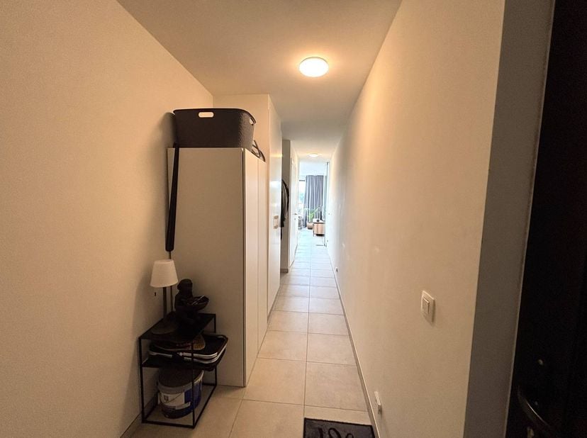 Aan de Steenweg 121 bus 13 in Alken — op 15 minuten van Hasselt centrum — bevindt zich dit recente appartement met uitstekend EPC-label A+. Het pand k