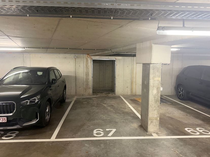 Place de parking dans le centre de Lier !<br />
<br />
Place de parking idéalement située, équipée d'une borne de recharge, située dans la Kolvenier