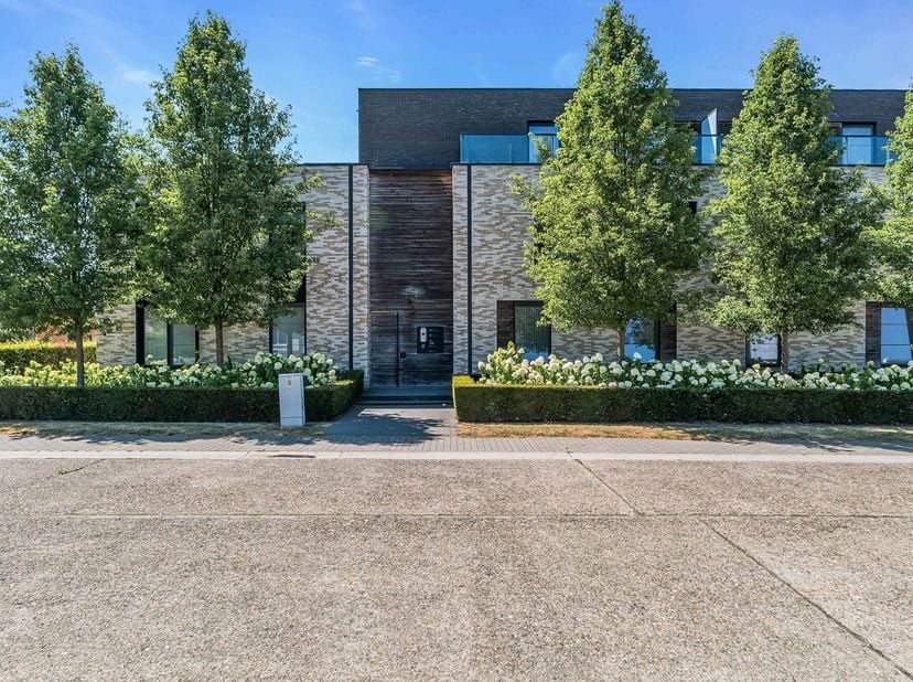 Bent u op zoek naar een ruim, instapklaar appartement waar comfort, luxe en toegankelijkheid centraal staan? Dan zal dit prachtige appartement op de e