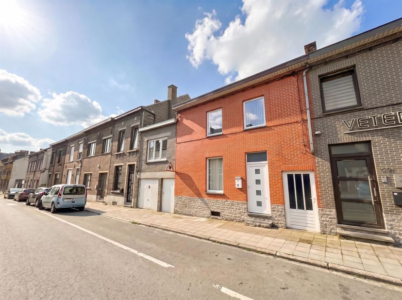 Mooie woonkamer van +/- 40 m² die uitkomt op een nieuwe, volledig ingerichte keuken en een wasruimte, terras en tuin, met een eigen zijdelingse doorga