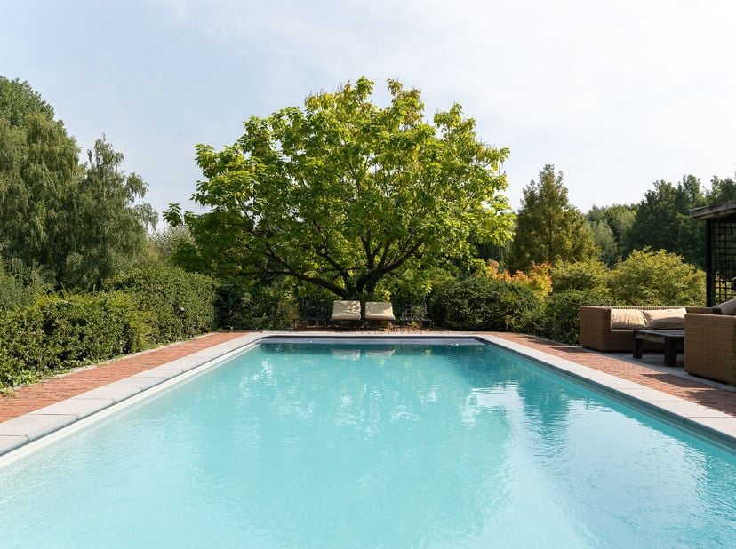 Ontdek bij Christie's Real Estate Belgium dit prestigieuze pand in Silly, vlakbij Enghien. Dit domein van ongeveer 5 hectare biedt een elegante, comfo