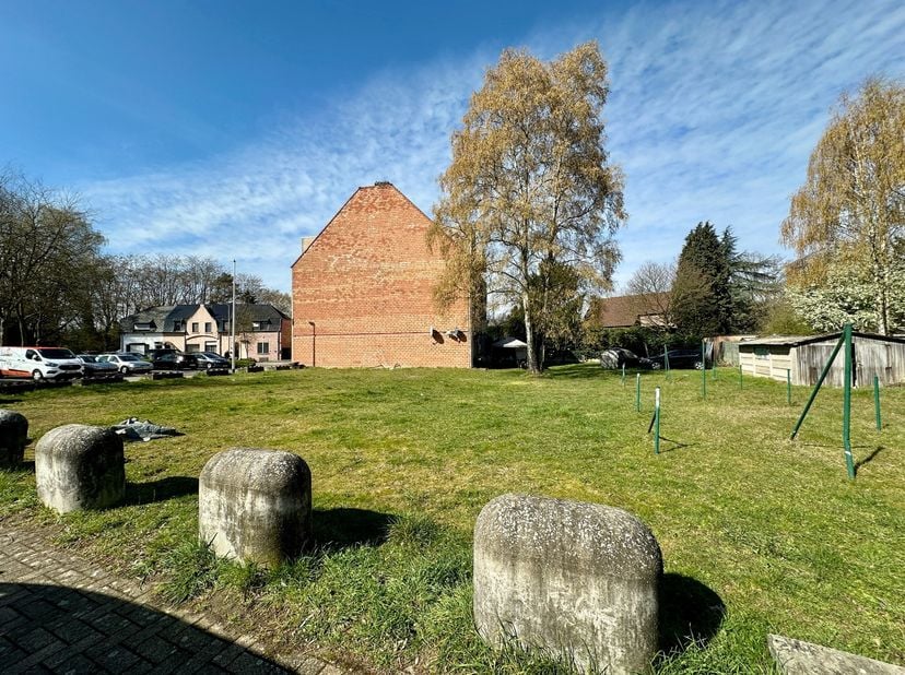 Een unieke opportuniteit voor projectontwikkelaars!<br />
<br />
Dit bouwklare hoekperceel van ca. 8,5 are is rustig gelegen aan een charmant pleintje