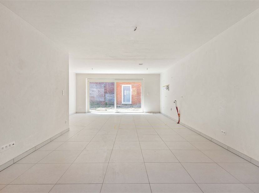 Bent u op zoek naar een energiezuinige nieuwbouwwoning die u nog volledig naar uw eigen smaak kunt afwerken? Dan is deze recente woning in een rustige