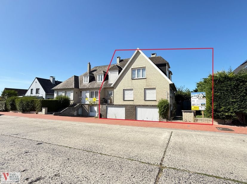 Te renoveren halfopen woning gelegen in een rustige residentiële woonzone in Stene - actueel opgedeeld in 2 units - 350m² grondoppervlakte -&amp;nbsp;vlot