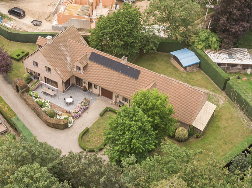 Nabij Sint-Niklaas, in een rustige en groene omgeving, vindt u deze karaktervolle villa met royale, bewoonbare oppervlakte. Van hieruit geniet u een v