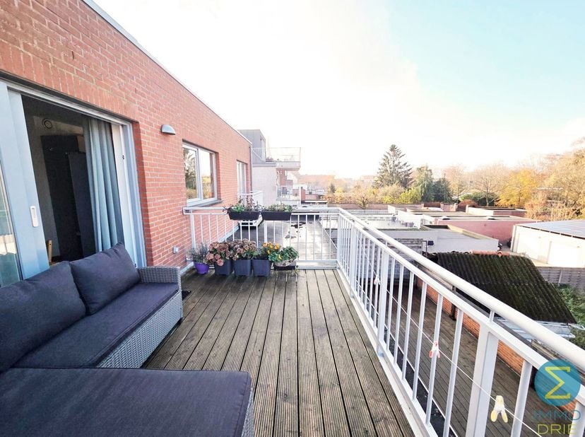 Knus dakappartement met 1 slaapkamer, terras en autostaanplaats<br />
Bent u op zoek naar een comfortabel appartementje of een interessante investerin
