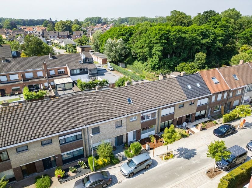 Deze ruime, zuidgerichte gezinswoning met 3-4 slaapkamers is gelegen in een rustige en groene straat te Assebroek, vlakbij kinderboerderij 'De Zeven T