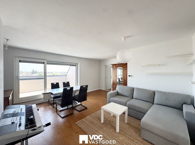 Dit comfortabel en lichtrijk appartement wordt ingedeeld met één slaapkamer voorzien van terras en kleine dressing,&amp;nbsp;een woonkamer met daarop aans