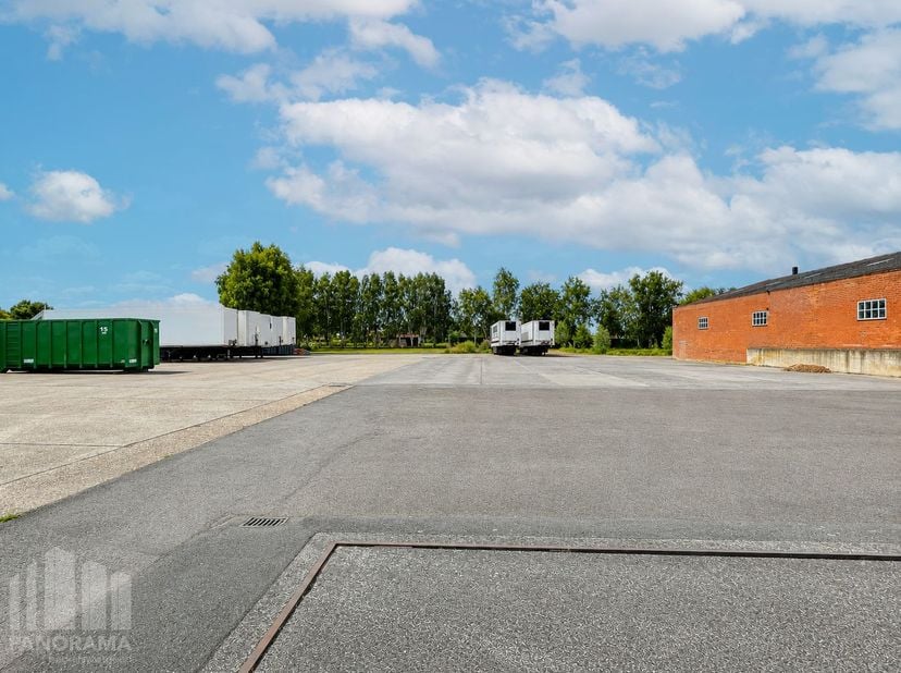 Verhard buitenterrein met een oppervlakte van +/- 4.000 m² te huur.&amp;nbsp;Uitermate goed gelegen langs de bedrijvige Staatsbaan (N35) met onmiddellijke