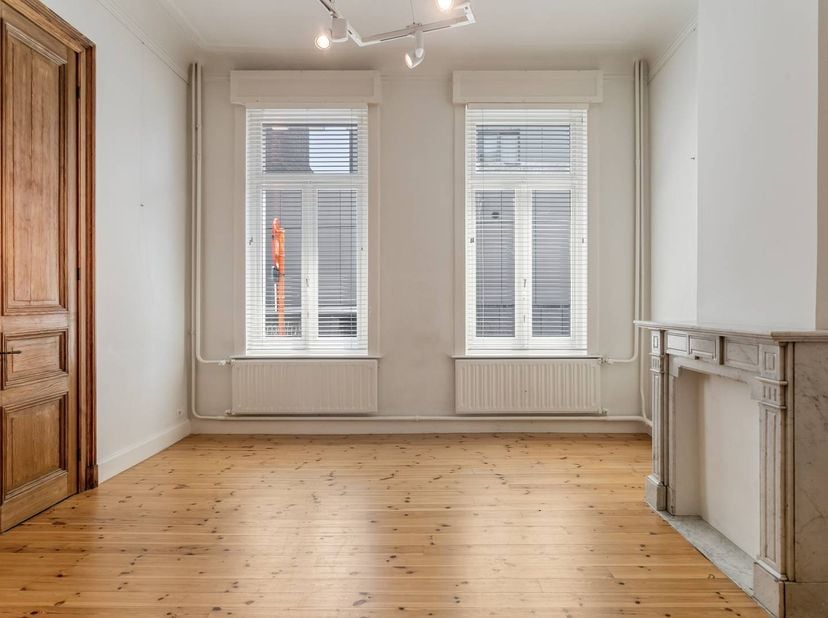Deze karaktervolle burgerwoning uit 1918 combineert op unieke wijze authentieke charme met hedendaags wooncomfort. De woning werd recent gerenoveerd m