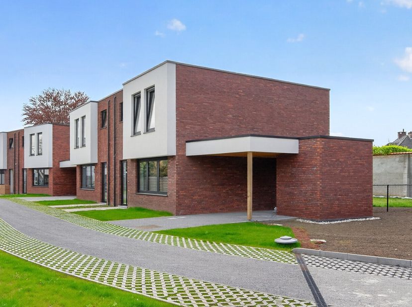 Casco nieuwbouwwoning met 3 slaapkamers en zuid-tuin gelegen op een ideale toplocatie. In een zeer rustige omgeving op slechts 100 meter van het dorps