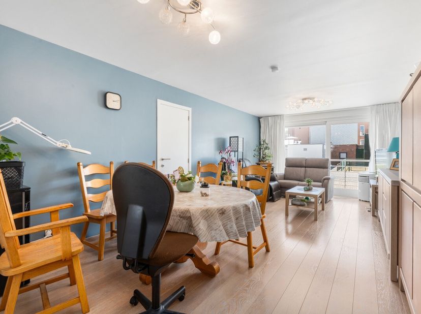 Blankenberge: Instapklaar gelijkvloersappartement met 2 slaapkamers en terras te koop in Blankenberge! Mogelijkheid tot aankoop autostaanplaats in het