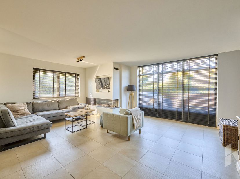 Mooie, instapklare woning (208 m²) met een open leefruimte uitgerust met gashaard, 4 slaapkamers en 2 badkamers.<br />
Buiten is er een afgesloten en