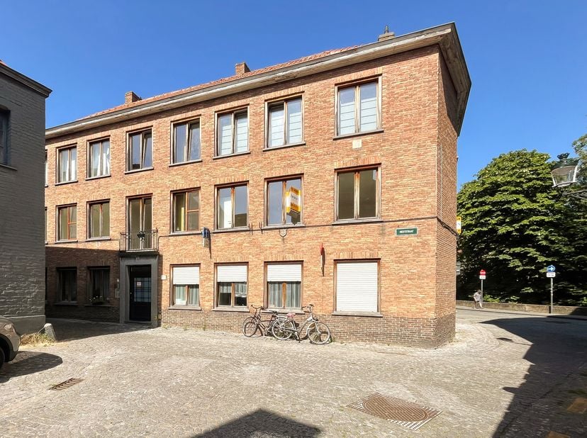 Dit appartement met 2 ruime slaapkamers bevind zich dichtbij ’t Zand, centraal maar toch zeer rustig gelegen, topligging! <br />
Dit aangename apparte