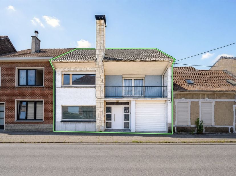 Spacieuse et offrant de belles possibilités daménagement, cette grande maison mitoyenne développe environ 196m² habitables sur une parcelle de 10 ares