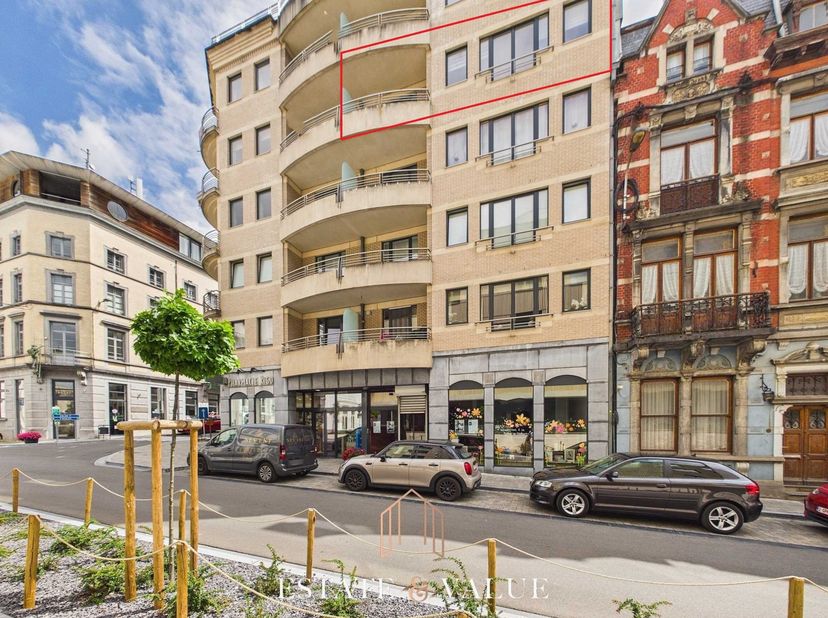 Situé au quatrième étage de la résidence Les Thermes, cet appartement, fraîchement repeint, séduit par ses beaux volumes et son confort.&amp;nbsp;Il se co