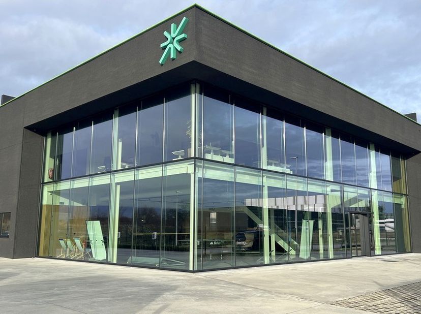 Ontdek dit modern en hoogwaardig bedrijfsgebouw te huur op het bedrijventerrein E17/4 aan de Ambachtenstraat in Lokeren, strategisch gelegen vlak bij