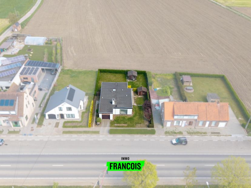 Ontdek deze woning te koop langs de Diksmuidseweg in Boezinge, een unieke kans voor wie op zoek is naar een renovatieproject of bouwgrond op een strat